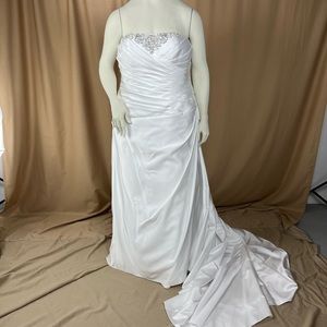 White David’s Bridal 9WG3153 size 22 W